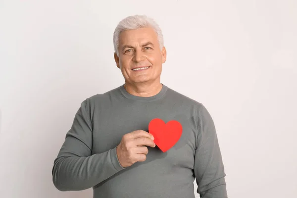 Счастливый Зрелый Мужчина Держит Красную Бумагу Сердце Белом Фоне — стоковое фото