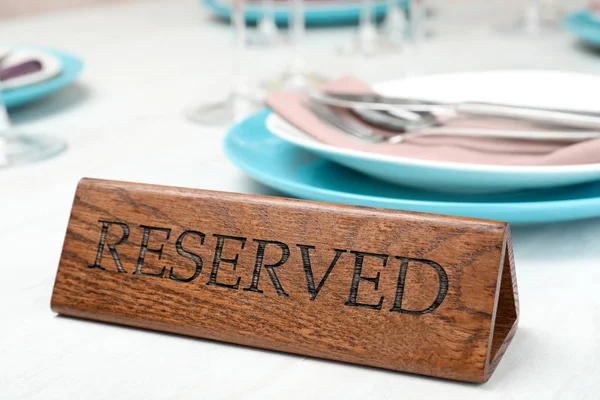 Ajuste Mesa Con Signo Reservado Restaurante — Foto de Stock