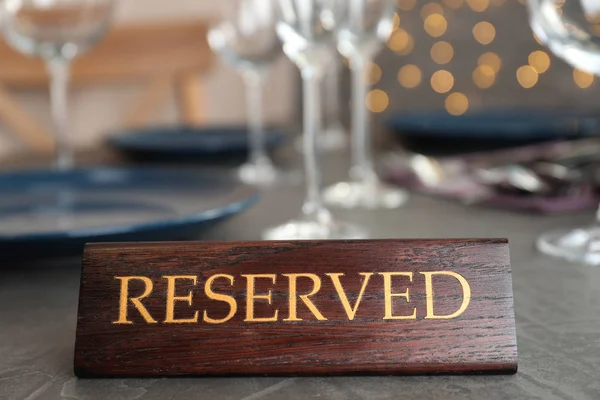 Table Setting Reserved Sign Restaurant — Stock Photo, Image