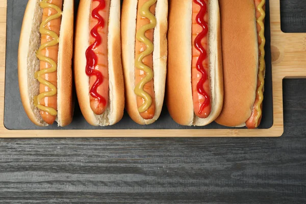 Plateau Avec Hot Dogs Sur Table Bois Vue Dessus — Photo
