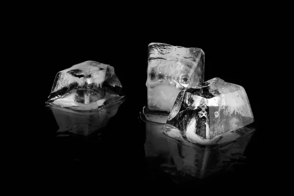 Tři Ledové Kostky Povrchu Černé Zrcadlo — Stock fotografie