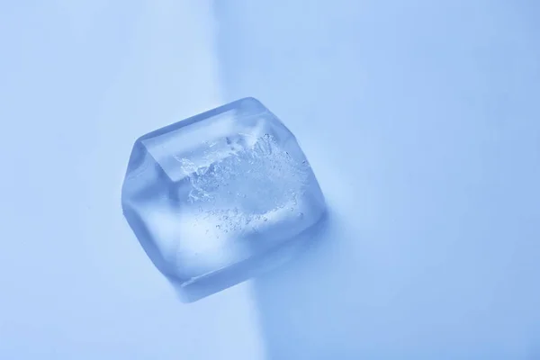 Cubo Gelo Superfície Espelho Cor Espaço Para Texto — Fotografia de Stock