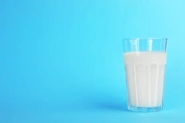 Vaso Con Leche Fresca Sobre Fondo Color Espacio Para Texto —  Fotos de Stock