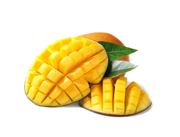 Färsk Saftig Mango Och Blad Isolerad Vit — Stockfoto
