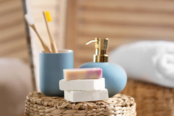 Skład Mydła Kosmetyków Wiklinowym Koszu Łazience — Zdjęcie stockowe