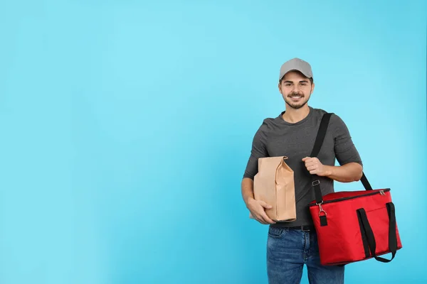 Genç Kurye Termo Çanta Kağıt Paket Üzerinde Renk Arka Plan — Stok fotoğraf