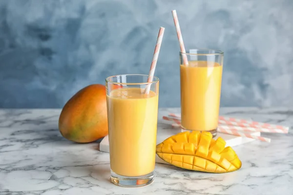 Gözlük Taze Mango Içecek Meyve Renk Arka Plan Karşı Masada — Stok fotoğraf