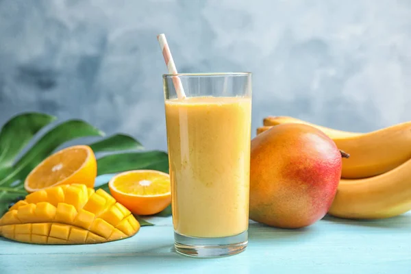 Bardak Taze Mango Içki Tropikal Meyve Renk Arka Plan Karşı — Stok fotoğraf