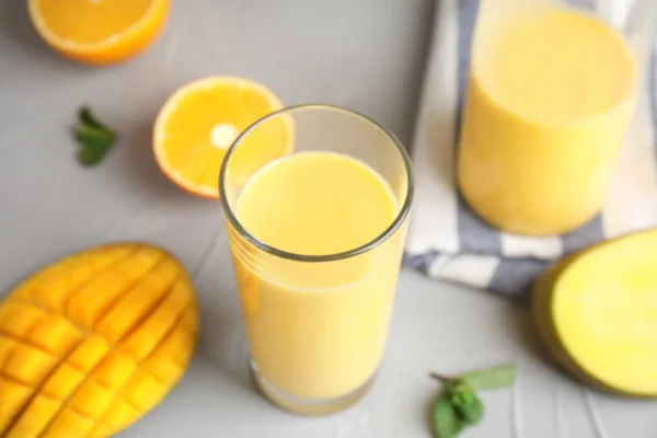 Frisches Mango Getränk Und Tropische Früchte Auf Dem Tisch — Stockfoto