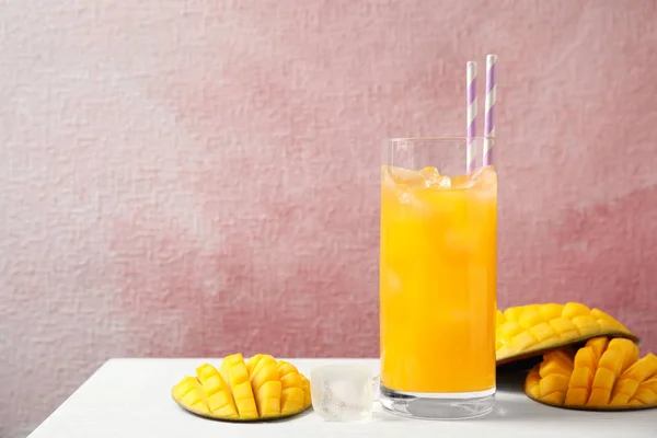 Bevanda Mango Fresco Frutta Sul Tavolo Sullo Sfondo Colore Spazio — Foto Stock
