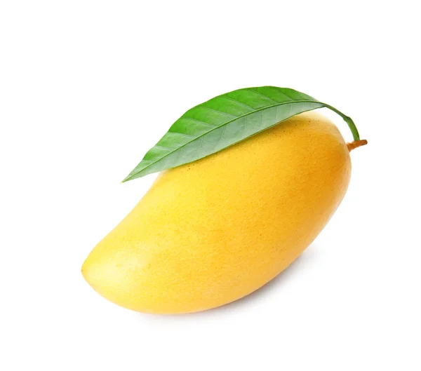 Verse Rijpe Mango Met Groen Blad Geïsoleerd Wit — Stockfoto