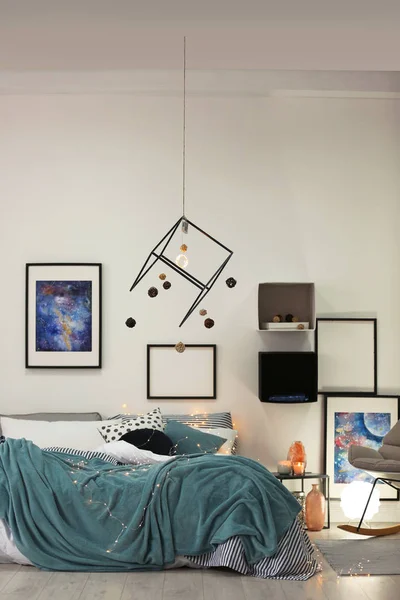 快適なベッド 装飾が備わるスタイリッシュな客室インテリア — ストック写真