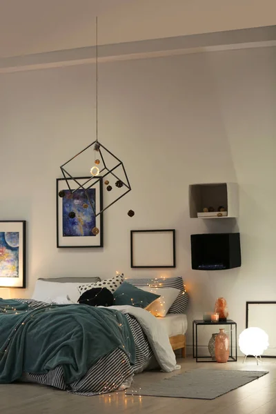 快適なベッド 装飾が備わるスタイリッシュな客室インテリア — ストック写真