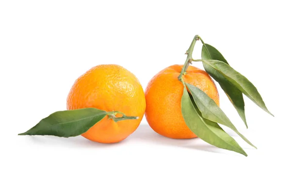 Leckere Reife Mandarinen Mit Blättern Auf Weißem Hintergrund — Stockfoto