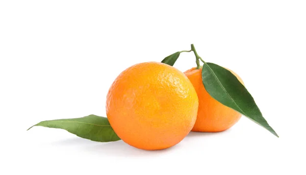 Tangerinas Maduras Saborosas Com Folhas Fundo Branco — Fotografia de Stock