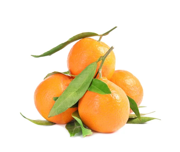 Tangerinas Maduras Saborosas Com Folhas Fundo Branco — Fotografia de Stock