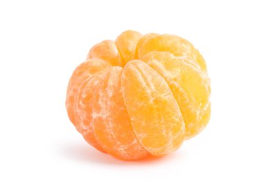 Soyulmuş olgun mandalina beyaz arka plan üzerinde. Narenciye meyve