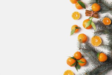 Olgun mandalina ve beyaz arka plan üzerinde metin için yer Noel kompozisyonu, düz yatıyordu