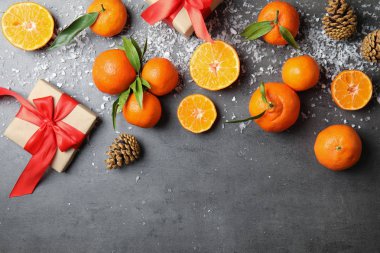 Olgun mandalina, hediye kutuları ve gri arka plan üzerinde metin için yer Noel kompozisyonu, düz yatıyordu