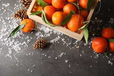 Olgun mandalina, yapay kar ve gri arka plan, üstten görünüm üzerinde metin için yer Noel kompozisyonu