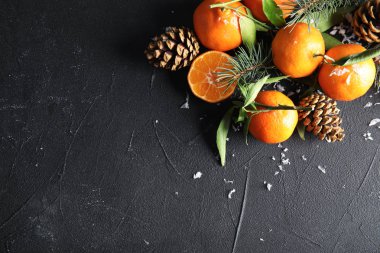 Olgun mandalina ve siyah arka plan üzerine metin için yer Noel kompozisyonu, düz yatıyordu