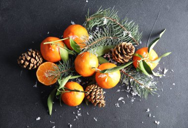 Noel kompozisyon ile olgun mandalina, düz siyah arka plan üzerinde yatıyordu