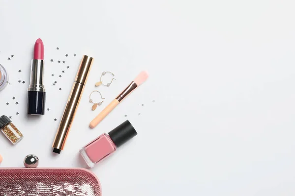 Flache Liegekomposition Mit Lippenstift Und Platz Für Text Auf Weißem — Stockfoto