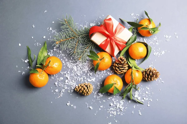 Vánoční Složení Zralé Mandarinky Krabičky Šedém Pozadí Ploché Rozložení — Stock fotografie
