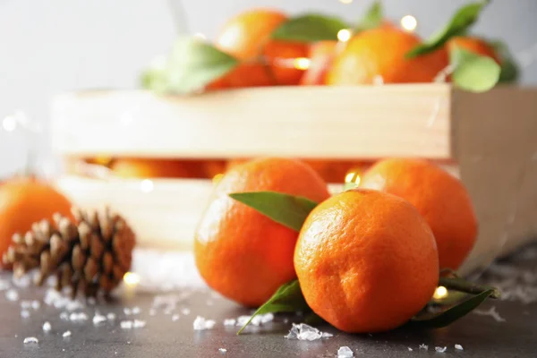 Zralé Mandarinky Umělý Sníh Vánoční Světla Pozadí — Stock fotografie