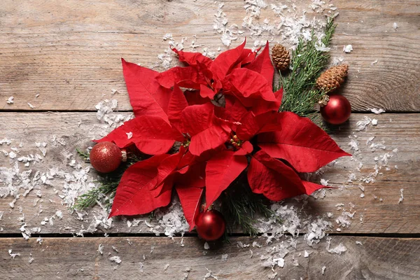 Composizione Posata Piatta Con Poinsettia Sfondo Legno Fiore Natale Tradizionale — Foto Stock