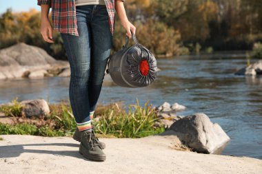 Kadın camper gölet yakınındaki uyku tulumu ile. Metin için yer