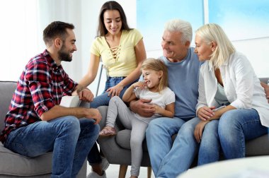 Evde mutlu bir aile. Reunion nesillerin