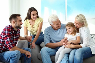 Evde mutlu bir aile. Reunion nesillerin