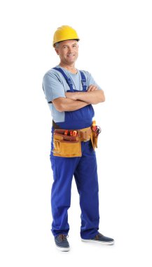 Elektrikçi beyaz arka plan üzerinde üniforması araçları ile