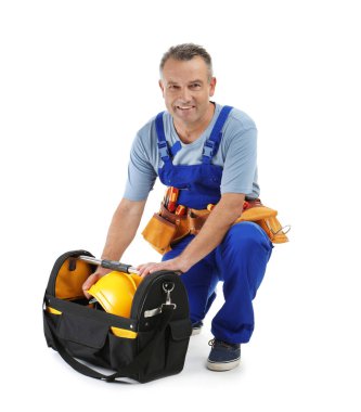 Elektrikçi beyaz arka plan üzerinde üniforması araçları ile