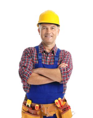 Elektrikçi beyaz arka plan üzerinde üniforması araçları ile