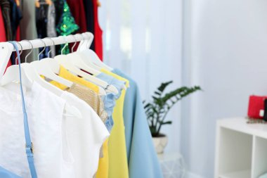 Butik, closeup şık giysileri ile raf. Metin için yer