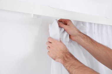 Adam closeup pencere perde kapalı, asılı. İç dekor öğesi