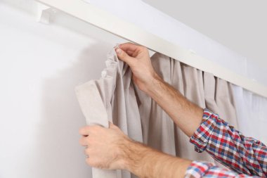 Adam closeup pencere perde kapalı, asılı. İç dekor öğesi