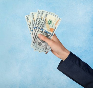 Doları banknot demet renk arka plan üzerinde tutan kadın