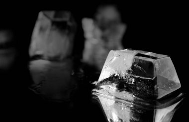 Ice Cube siyah ayna yüzeyi. Metin için yer