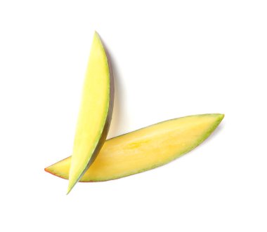 Beyaz, en iyi görünüm izole taze sulu mango dilimleri