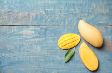 Ahşap arka plan üzerinde mango ile düz yatıyordu kompozisyon. Metin için yer