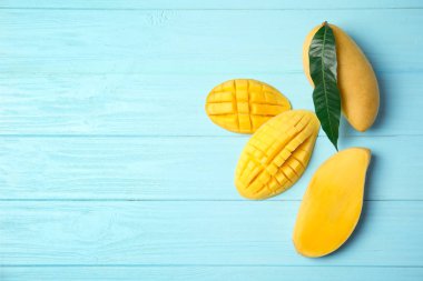 Ahşap arka plan üzerinde mango ile düz yatıyordu kompozisyon. Metin için yer