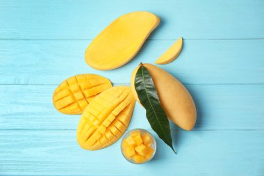 Ahşap arka plan üzerinde mango ile düz yatıyordu kompozisyon