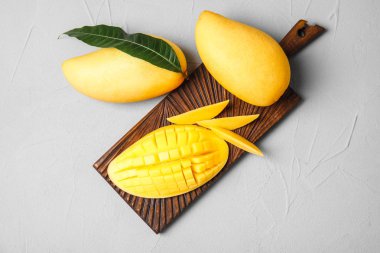 Gri arka plan üzerinde mango ile düz yatıyordu kompozisyon