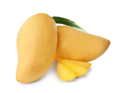 Taze sulu mango ve yaprak üzerinde beyaz izole