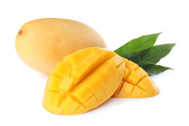 Taze sulu mango ve üzerinde beyaz izole yaprakları