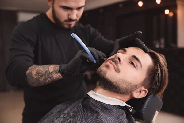 Professional Hairdresser Shaving Client Straight Razor Barbershop — Stock Photo, Image