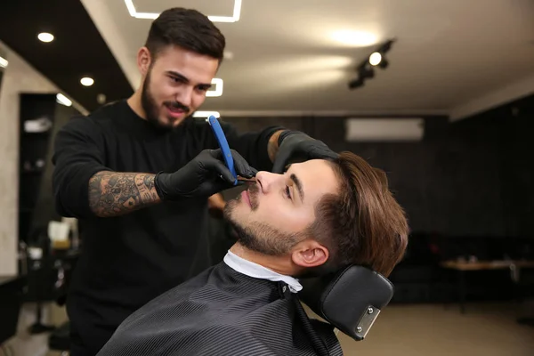 Peluquería Profesional Cliente Afeitado Con Afeitadora Recta Barbería — Foto de Stock